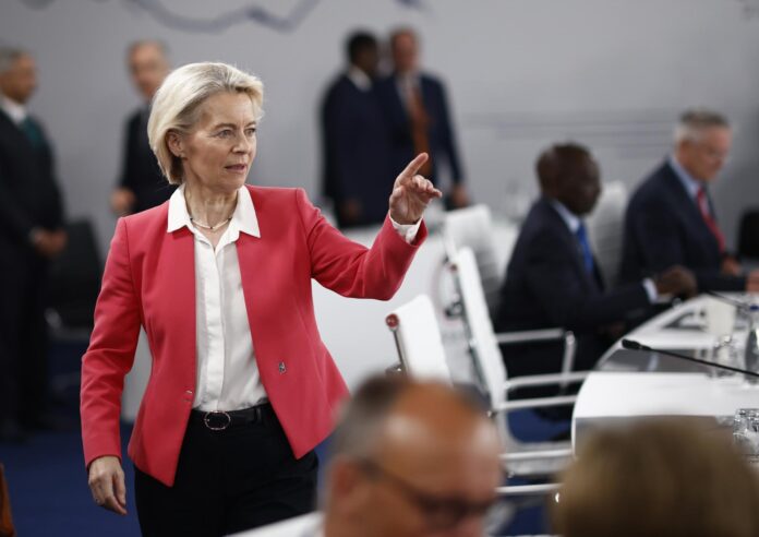 La presidenta de la Comisión Europea, Ursula von der Leyen, asiste a una sesión de trabajo en el Hotel Royal durante la cumbre del G7 en Evian-les-Bains, Francia, el 17 de junio de 2026. EFE/EPA/YOAN VALAT

