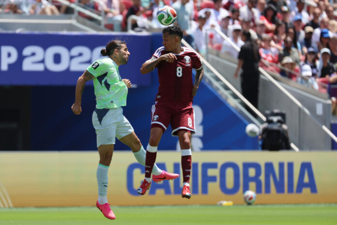 El futbolista suizo Ricardo Rodríguez (i), durante un partido del grupo B del Mundial de la FIFA 2026 entre Catar y Suiza en el estadio Levi's en Santa Clara (Estados Unidos), el pasado 13 de junio. EFE/Miguel Gutierrez
