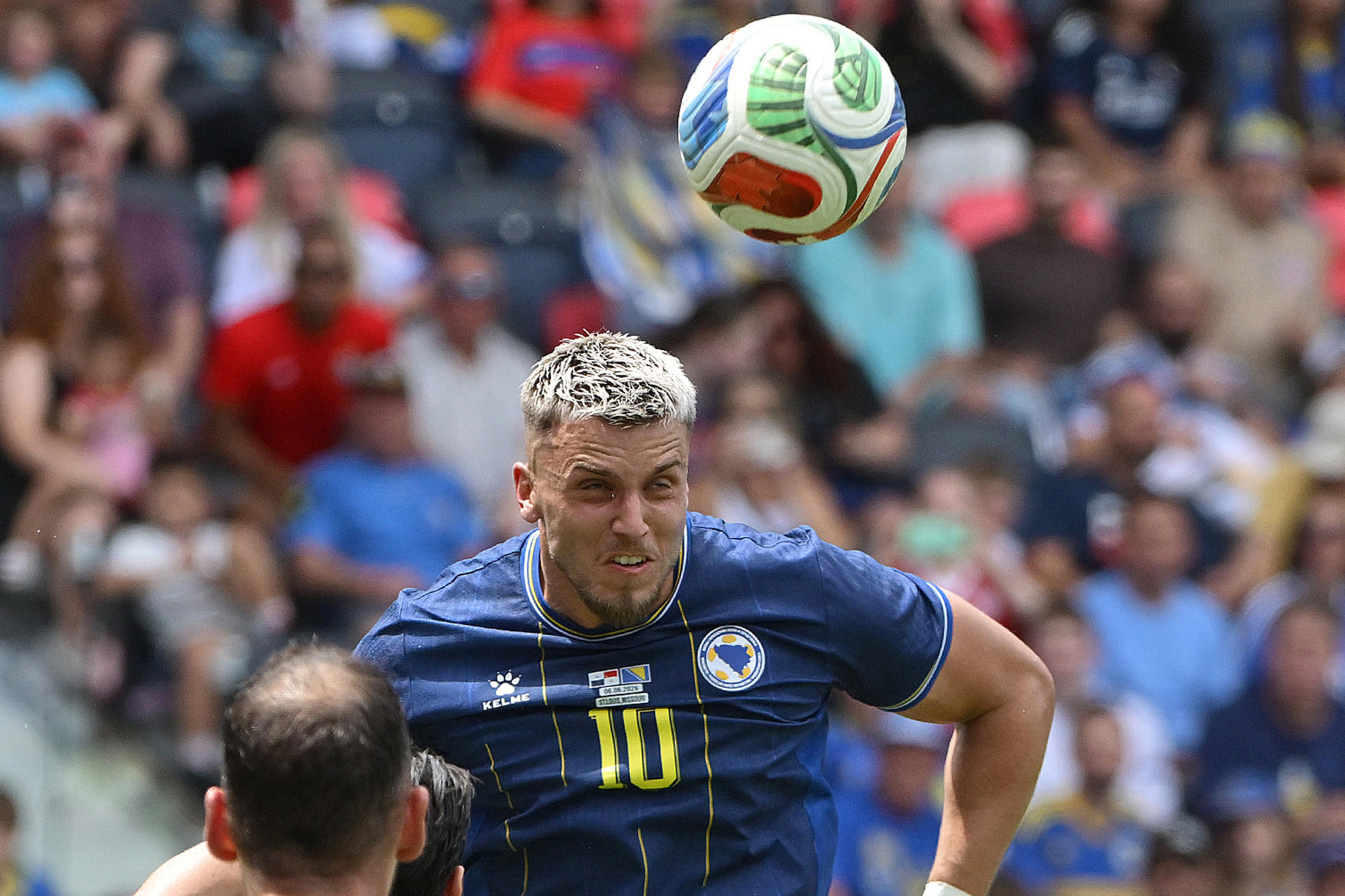 Ermedin Demirovic, de Bosnia Herzegovina, cabecea el balón durante un amistoso disputado el 6 de junio. EFE/ Tim Vizer

