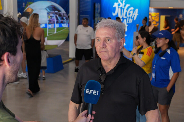 Fotografía de Zipi, en la que puede verse en una imagen de archivo del 31 de octubre de 2022 al exfutbolista argentino Jorge Burruchaga, durante un evento en Madrid. EFE
