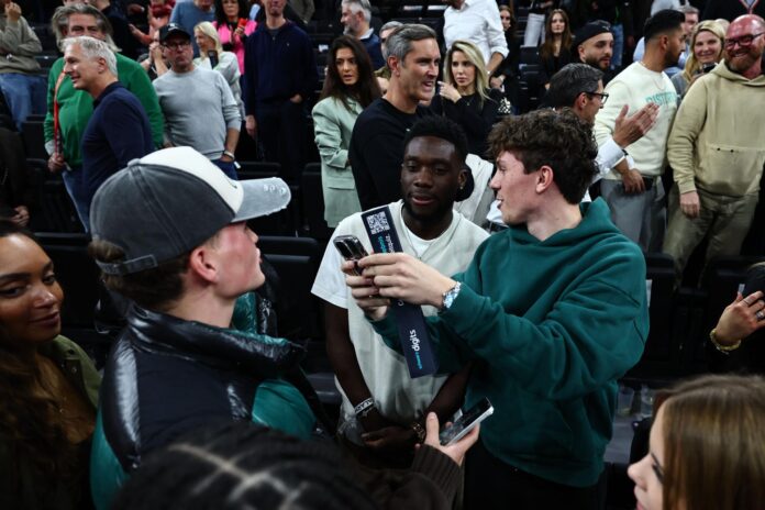 Fotografía de Anna Szilagyi, en la que puede verse en una imagen de archivo del 12 de noviembre de 2025 al canadiense Alphonso Davies, en Alemania. EFE
