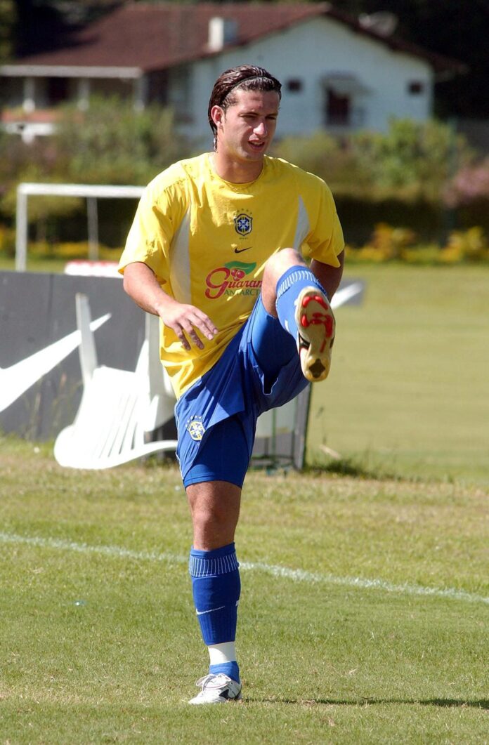 Fotografía de archivo del 29 de diciembre de 2003, en la que puede verse durante un entrenamiento al futbolista brasileño Fabio Rochemback, uno de los protagonistas de aquella derrota de la Canarinha ante Haití en 1999. EFE/Wilton Junior/Agencia Estado *Prohibido su uso en Brasil*
