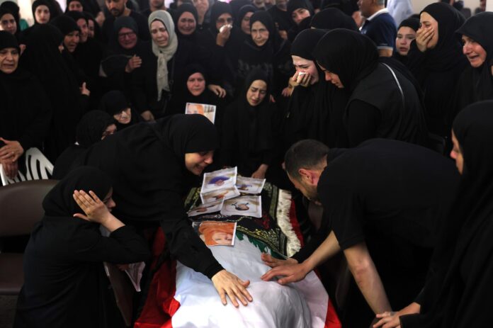 La gente se lamenta sobre los ataúdes durante el cortejo fúnebre de miembros de una familia libanesa -incluidos cuatro niños- que mató un ataque aéreo israelí en Wardaniyeh, Líbano, el pasado 3 de junio de 2026. EFE/EPA/WAEL HAMZEH
