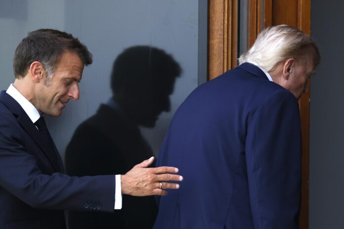 .- El presidente de EE. UU., Donald Trump (R), y el presidente francés, Emmanuel Macron, se dirigen a una sesión de trabajo en el Hotel Royal durante la cumbre del G7 en Evian-les-Bains, Francia, el 16 de junio de 2026. La 52ª Cumbre del G7 se celebra en Evian-les-Bains del 15 al 17 de junio de 2026. (Francia) EFE/EPA/YOAN VALAT
