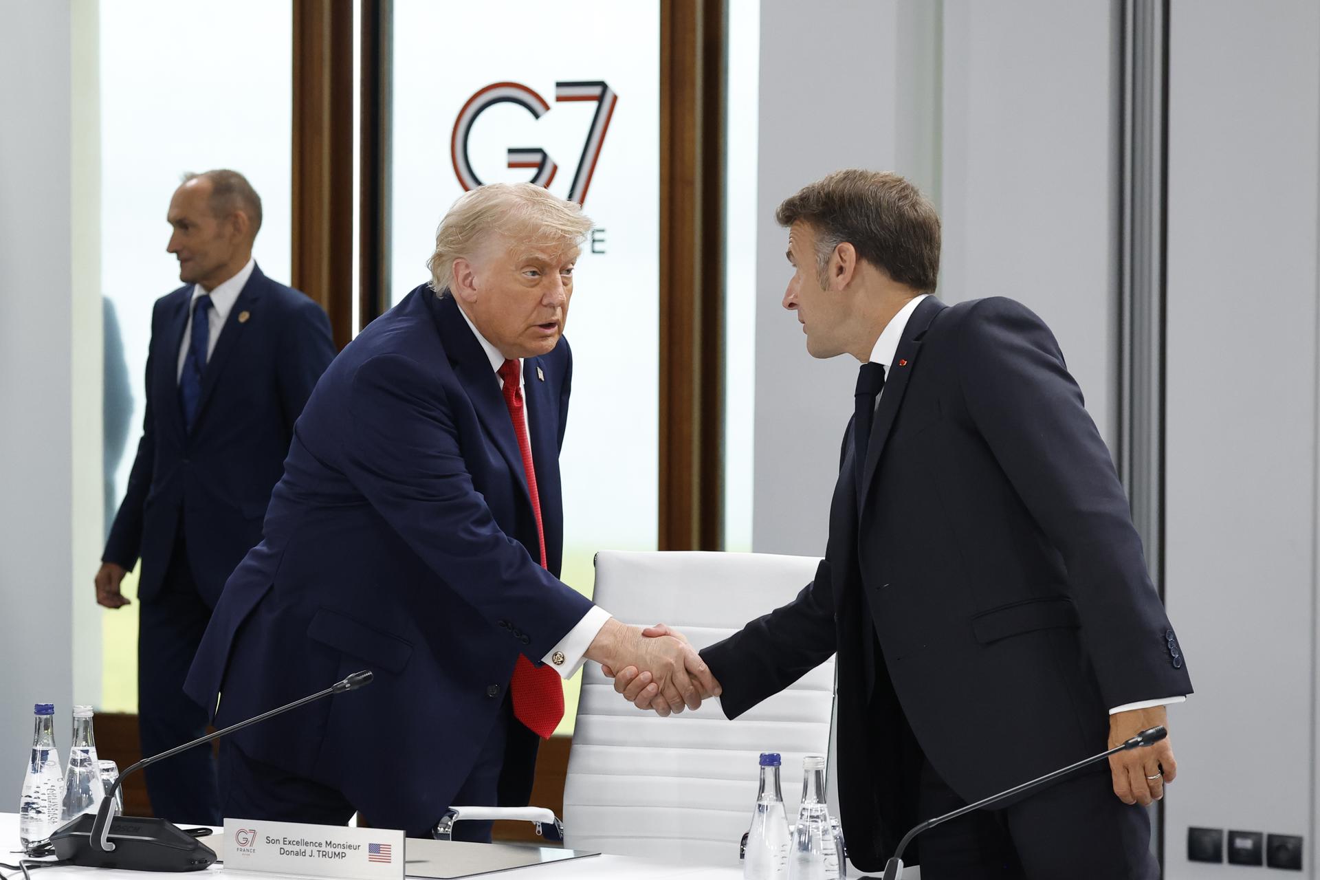 El presidente de EE.UU., Donald J. Trump (i) y el presidente francés, Emmanuel Macron (d) asisten a una sesión de trabajo en el Hotel Royal durante la cumbre del G7 en Evian-les-Bains, Francia, el 17 de junio de 2026. La 52ª Cumbre del G7 tiene lugar en Evian-les-Bains del 15 al 17 de junio de 2026. (Francia) EFE/EPA/YOAN VALAT