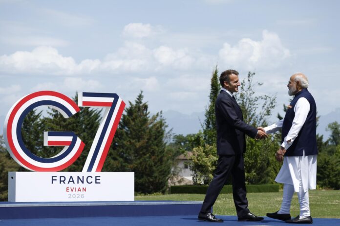 El presidente francés Emmanuel Macron (i) da la bienvenida al Primer Ministro de la India Narendra Modi en el Hotel Royal durante la Cumbre del G7 en Evian-les-Bains, Francia, el 16 de junio de 2026. La 52ª Cumbre del G7 tiene lugar en Evian-les-Bains del 15 al 17 de junio de 2026. (Francia) EFE/EPA/YOAN VALAT
