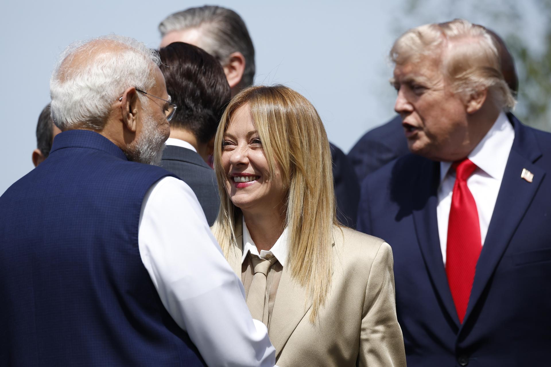 .- La Primera Ministra de Italia, Giorgia Meloni (C), conversa con el Primer Ministro de la India, Narendra Modi (I), junto al Presidente de Estados Unidos, Donald Trump (D), en el Hotel Royal durante la Cumbre del G7 en Evian-les-Bains, Francia, el 16 de junio de 2026. La 52ª Cumbre del G7 se celebra en Evian-les-Bains del 15 al 17 de junio de 2026. (Francia, Italia) EFE/EPA/YOAN VALAT