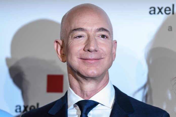El fundador de Amazon, Jeff Bezos (c), participa este miércoles en París en la X edición de VivaTech, el mayor evento europeo dedicado a la tecnología, que presentará en primicia algunas de sus novedades en los Campos Elíseos y que contará con la presencia del primer ministro indio, Narendra Modi. EFE/Pol Lloberas Cardona
