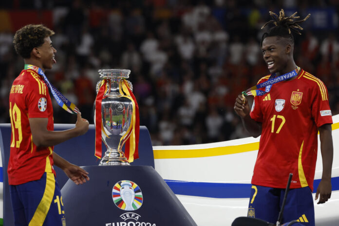 Nico Williams y Lamine Yamal, en una foto de archivo tras ganar la Eurocopa 2024. EFE / J.J.Guillen.
