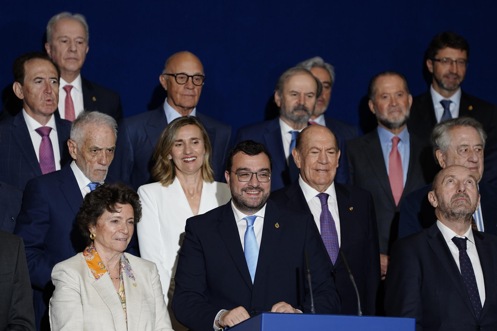 El presidente del Principado de Asturias, Adrián Barbón, anuncia que la astronauta estadounidense Christina Koch, una de las tripulantes de la misión Artemis II de la NASA que en abril hizo historia al orbitar la Luna, poniendo fin a más de medio siglo sin presencia humana en el satélite natural, ha sido galardonada este miércoles con el Premio Princesa de Asturias de la Concordia 2026. EFE/ Paco Paredes
