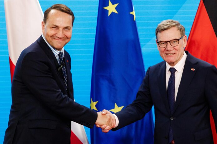 El Ministro de Asuntos Exteriores de Polonia, Radoslaw Sikorski (i), y el Ministro de Asuntos Exteriores de Alemania, Johann Wadephul (d), se dan la mano tras una rueda de prensa durante el Foro Germano-Polaco en el Ministerio de Asuntos Exteriores alemán en Berlín, Alemania, 17 de junio de 2026. (Alemania, Polonia) EFE/EPA/CLEMENS BILAN
