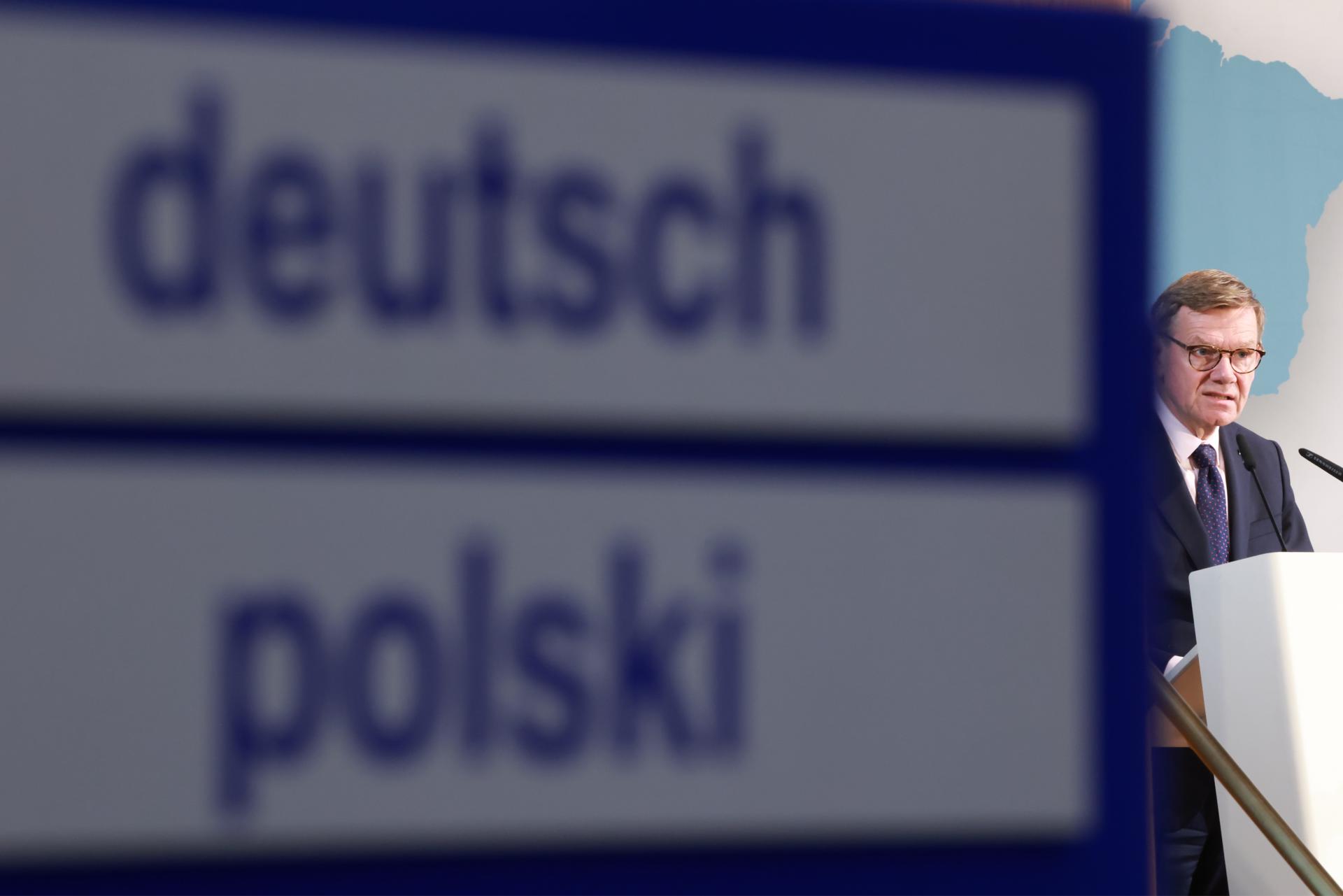 - El Ministro de Asuntos Exteriores alemán, Johann Wadephul, habla tras unos escritos que determinan los canales de traducción alemán y polaco durante el Foro Germano-Polaco en el Ministerio de Asuntos Exteriores alemán en Berlín, Alemania, 17 de junio de 2026. (Alemania, Polonia) EFE/EPA/CLEMENS BILAN
