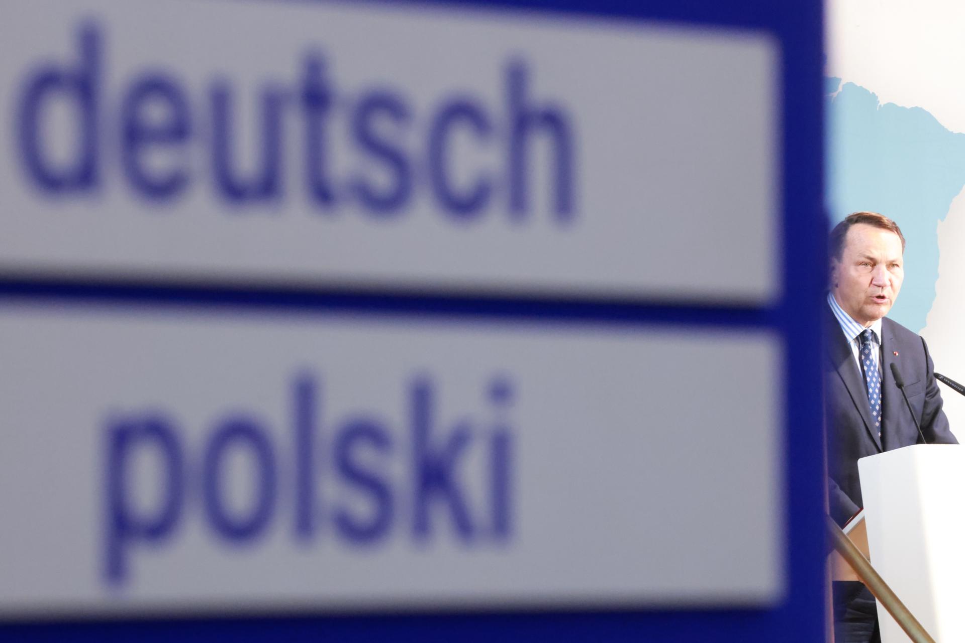 - El Ministro de Asuntos Exteriores de Polonia, Radoslaw Sikorski, habla tras unas escrituras que determinan los canales de traducción alemán y polaco durante el Foro Germano-Polaco en el Ministerio de Asuntos Exteriores alemán en Berlín, Alemania, 17 de junio de 2026. (Alemania, Polonia) EFE/EPA/CLEMENS BILAN
```
