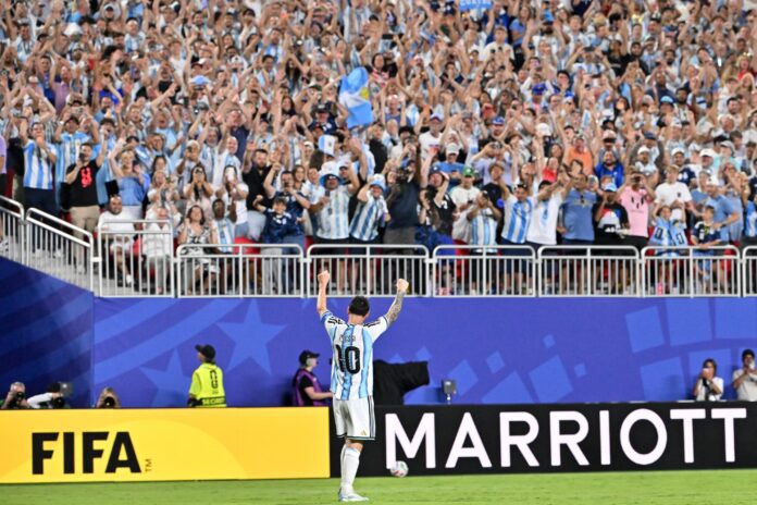 El argentino Lionel Messi saluda a los aficionados de su país tras marcar un gol en el encuentro disputado este martes contra Argelia. EFE/AMY KONTRAS
