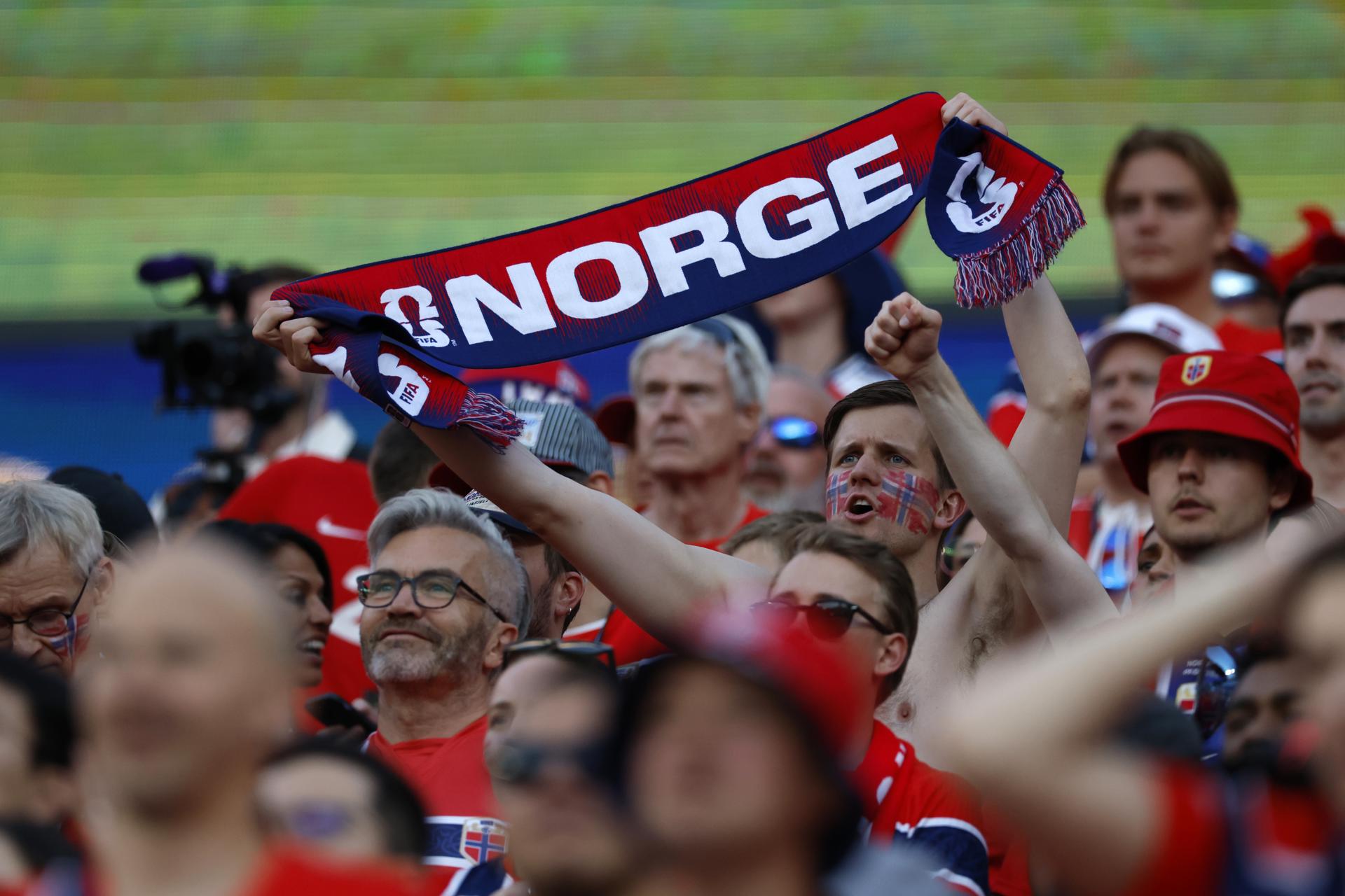 Aficionados de Noruega, durante el partido que su selección disputó este martes contra Irak. EFE/GREG M. COOPER