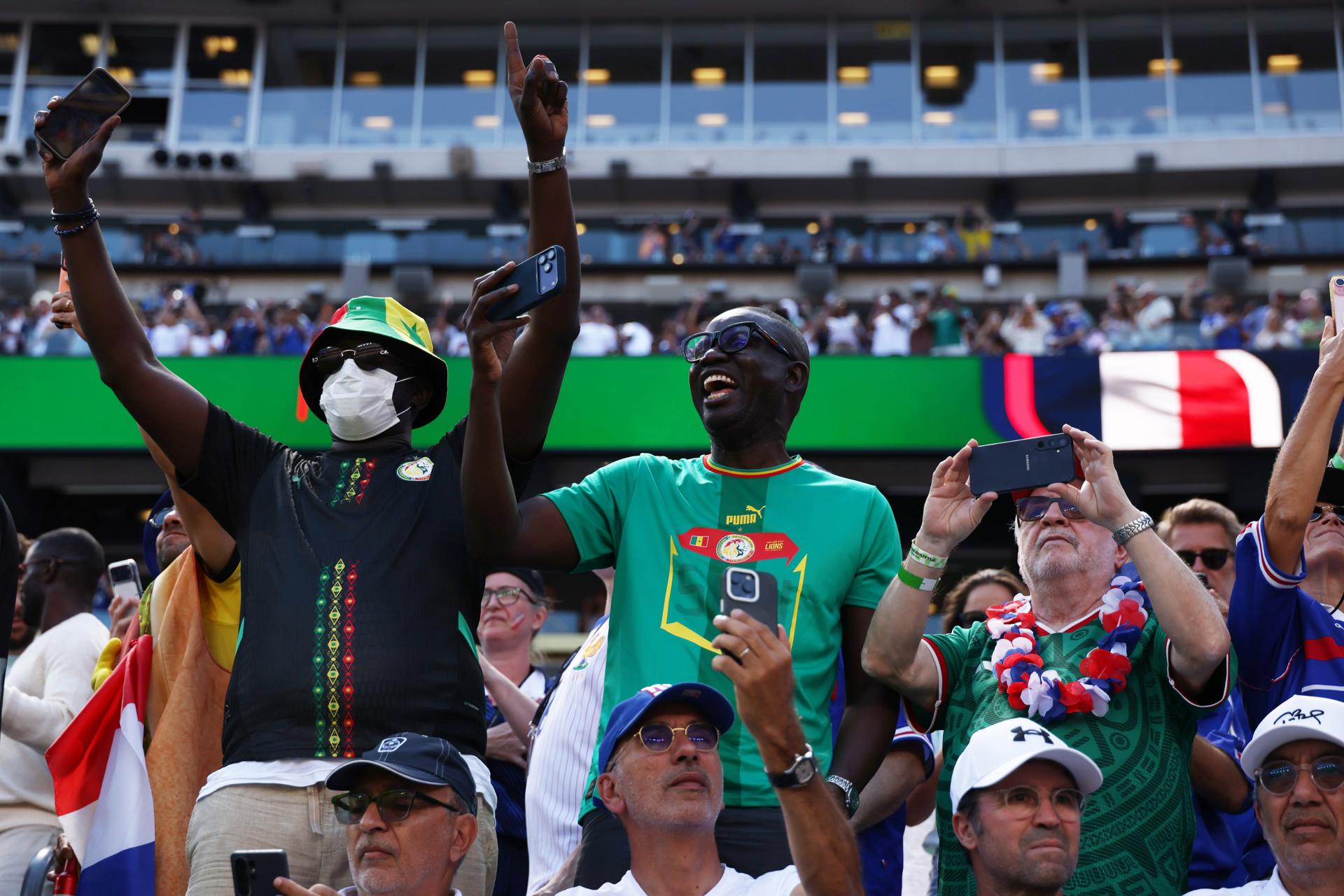 Aficionados de Senegal durante el partido que su selección disputó este martes contra Francia. EFE/SARAH YENESEL