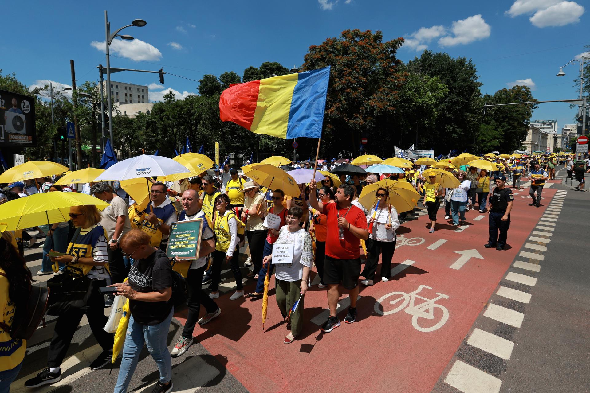 - Profesores rumanos participan en una marcha de protesta convocada por los sindicatos de educación, en Bucarest, Rumanía, 17 de junio de 2026. Miles de trabajadores sindicalizados del sector educativo de todo el país marcharon desde la sede del gobierno hasta el edificio del parlamento para exigir la retirada del debate público de un nuevo proyecto de ley salarial para el personal del sector público. (Protestas, Rumanía, Bucarest) EFE/EPA/ROBERT GHEMENT