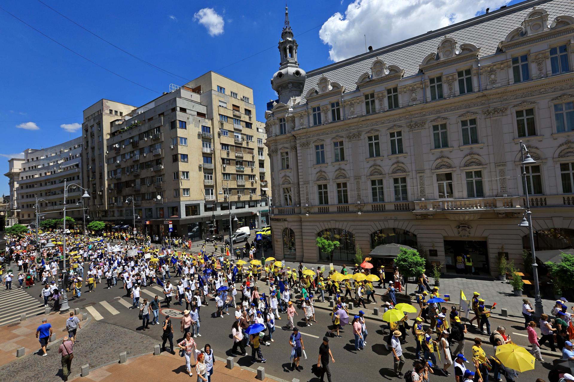 Profesores rumanos participan en una marcha de protesta convocada por los sindicatos de educación, en Bucarest, Rumanía, 17 de junio de 2026. Miles de trabajadores sindicalizados del sector educativo de todo el país marcharon desde la sede del gobierno hasta el edificio del parlamento para exigir que un nuevo proyecto de ley salarial para el personal del sector público sea retirado del debate público. (Protestas, Rumanía, Bucarest) EFE/EPA/ROBERT GHEMENT