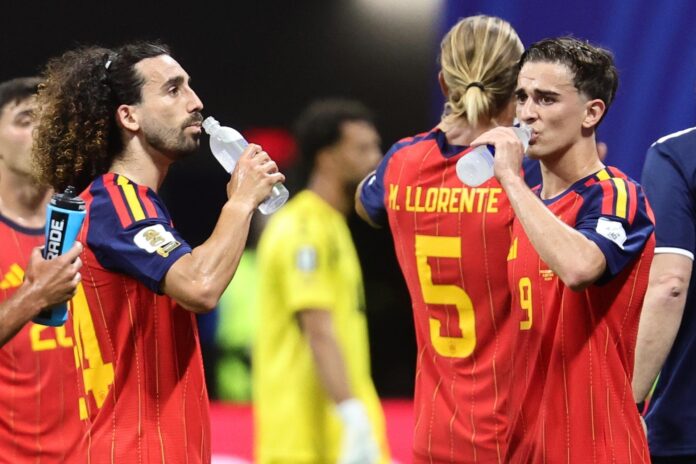 Los españoles Marc Cucurella (i) y Gavi (d), durante la pausa de hidratación en el partido disputado contra Cabo Verde en el Mundial de Estados Unidos, México y Canadá. EFE/RONALD WITTEK
