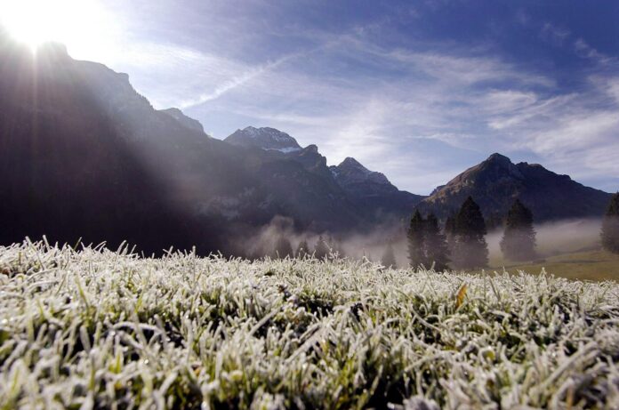En la imagen de archivo, pastizales congelados en Vorlap, área Grabserberg en el Canton St. Gallen, en Suiza. EFE/EDDY RISCH
