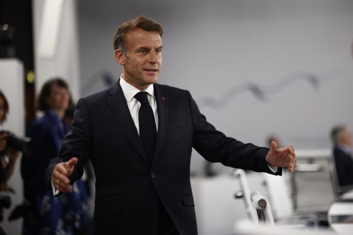 El presidente francés, Emmanuel Macron, asiste a una sesión de trabajo en el Hotel Royal durante la cumbre del G7 en Evian-les-Bains, Francia, el 17 de junio de 2026. La 52.ª Cumbre del G7 se celebra en Evian-les-Bains del 15 al 17 de junio de 2026. (Francia) EFE/EPA/YOAN VALAT
