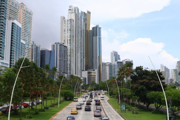 Fotografía que muestra vehículos transitando por una vía este martes, en Ciudad de Panamá (Panamá). EFE/ Carlos Lemos
