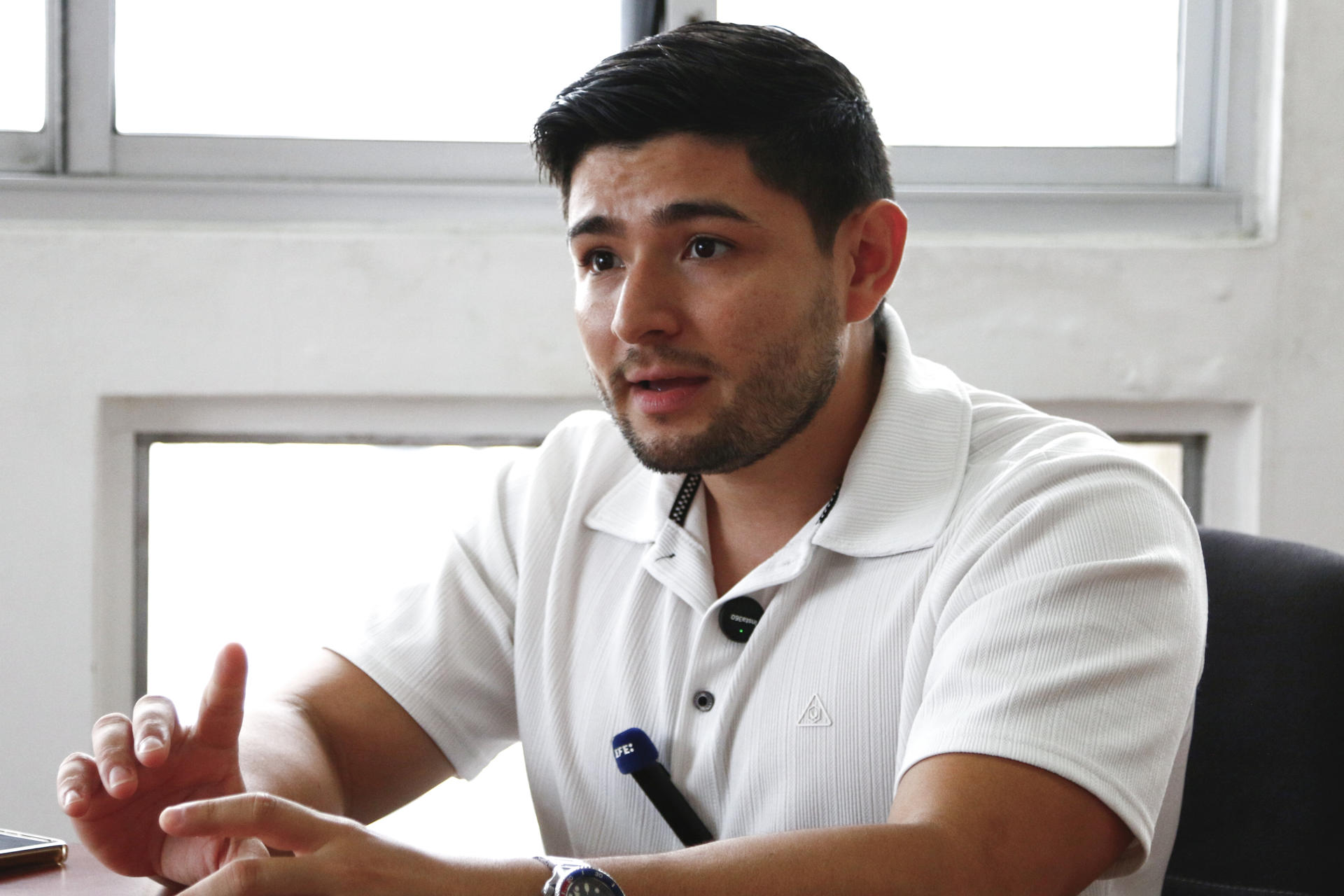 El diputado independiente panameño Eduardo Gaitán habla en una entrevista con EFE este lunes, en Ciudad de Panamá (Panamá). EFE/ Moncho Torres
