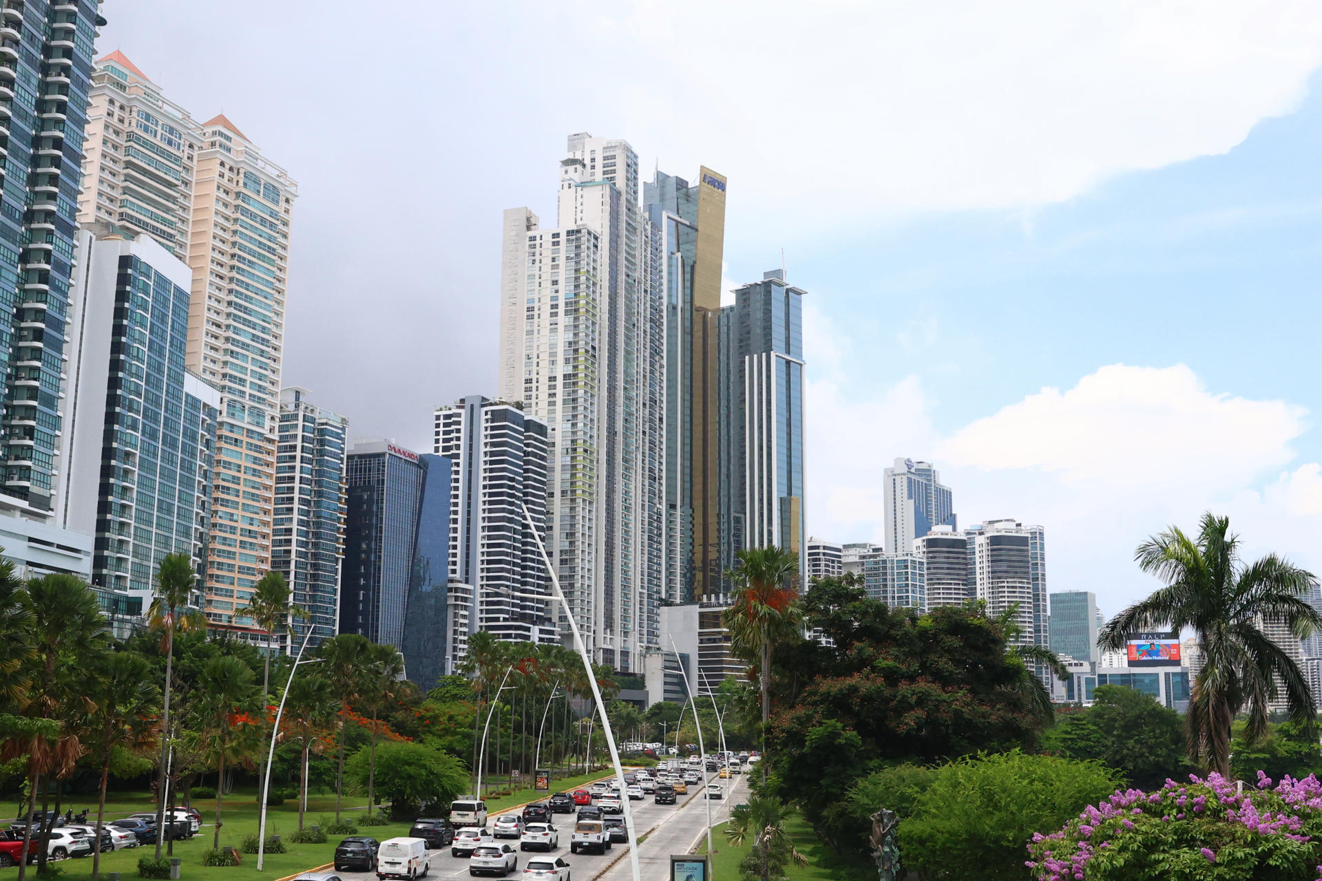 Fotografía que muestra vehículos transitando por una vía este martes, en Ciudad de Panamá (Panamá). EFE/ Carlos Lemos
