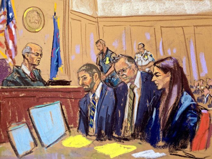 Fotografía de un dibujo realizado por la artista Jane Rosenberg que muestra a los abogados de Luigi Mangione (fuera de cuadro), Jacob Kaplan (c-i), Marc Agnifilo (2-d) y Karen Agnifilo (d), escuchando al juez Gregory Carro (i), durante una audiencia, en la Corte Suprema del Estado de Nueva York (EE.UU.). EFE/ Jane Rosenberg
