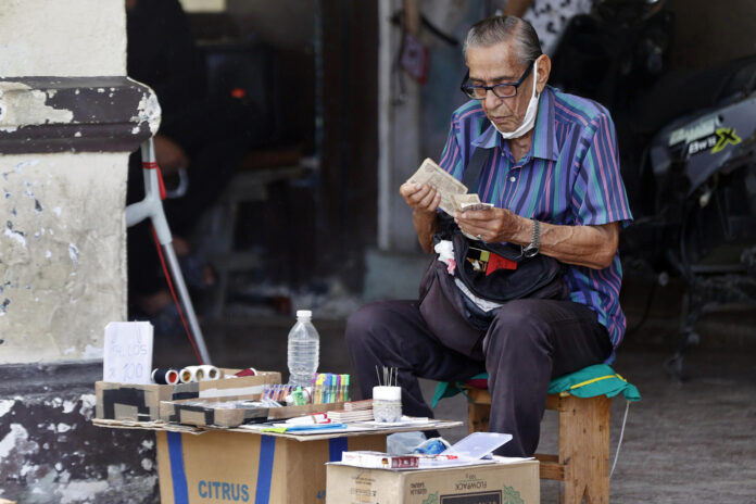Fotografía de archivo que muestra a una persona vendiendo productos, en La Habana, (Cuba). EFE/ Ernesto Mastrascusa
