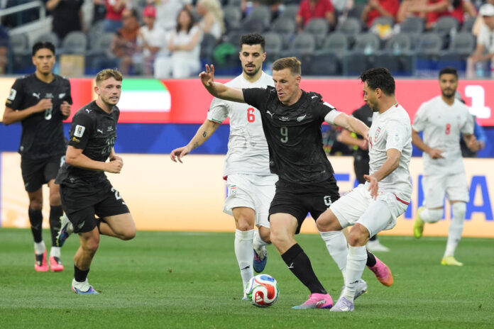 Saeid Ezatolahi (c-i) de Irán disputa un balón con Chris Wood (c-d) de Nueva Zelanda este lunes, durante un partido del grupo G del Mundial de la FIFA 2026 entre Irán y Nueva Zelanda en el estadio SoFi en Los Ángeles (Estados Unidos). EFE/ Omar Alonso

