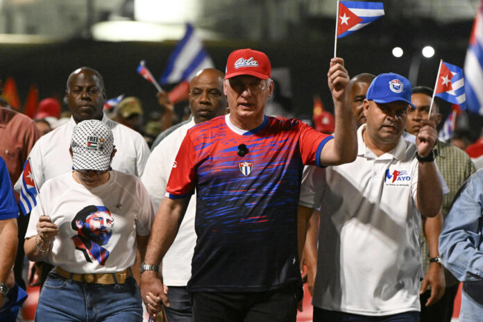 El presidente de Cuba, Miguel Diaz-Canel (c). EFE/ Norlys Perez
