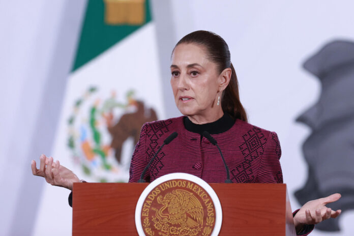 La presidenta de México, Claudia Sheinbaum, habla en una rueda de prensa este miércoles, en Palacio Nacional, en Ciudad de México (México). EFE/Mario Guzmán
