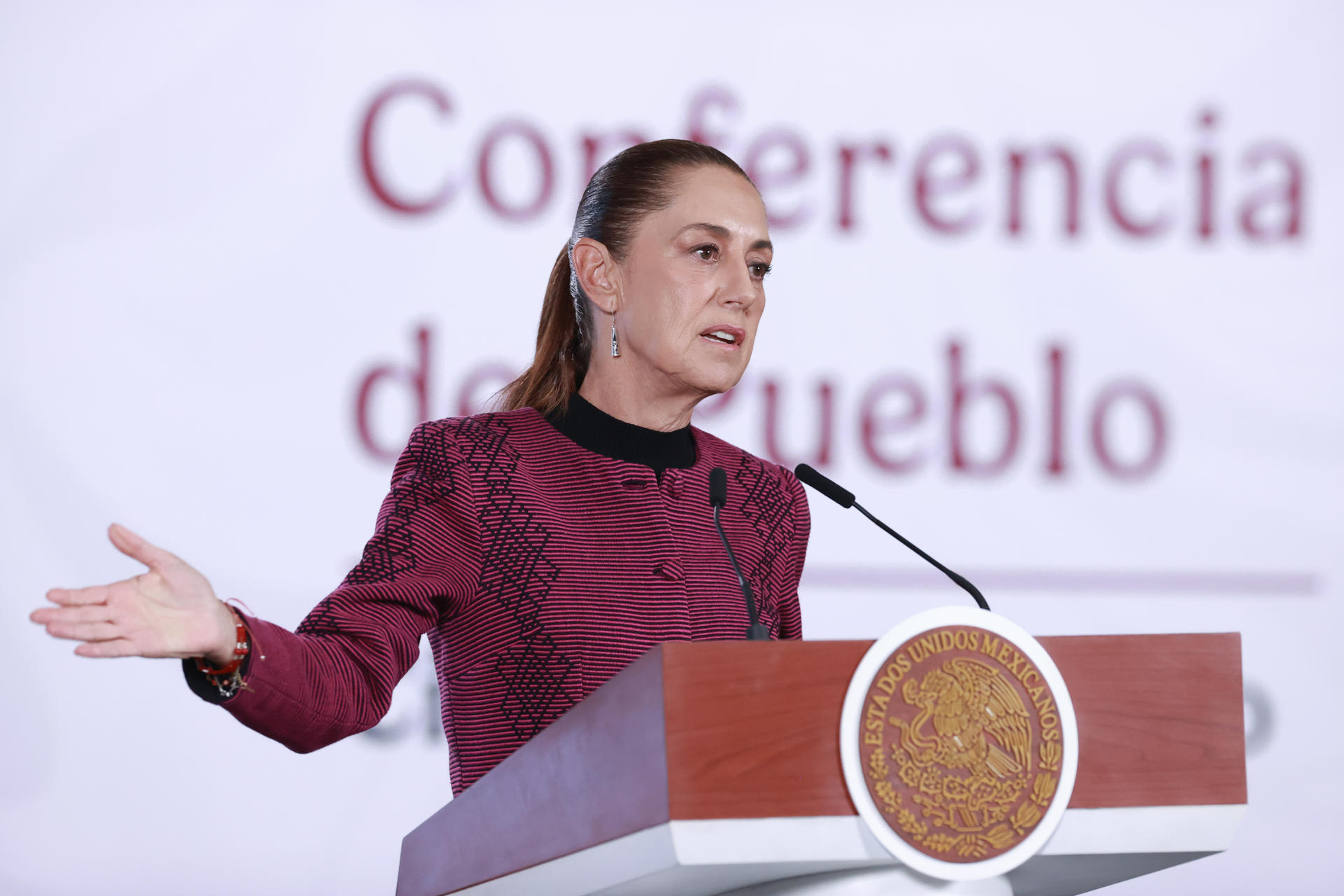 La presidenta de México, Claudia Sheinbaum, habla en una rueda de prensa este miércoles, en Palacio Nacional, en Ciudad de México (México). EFE/Mario Guzmán