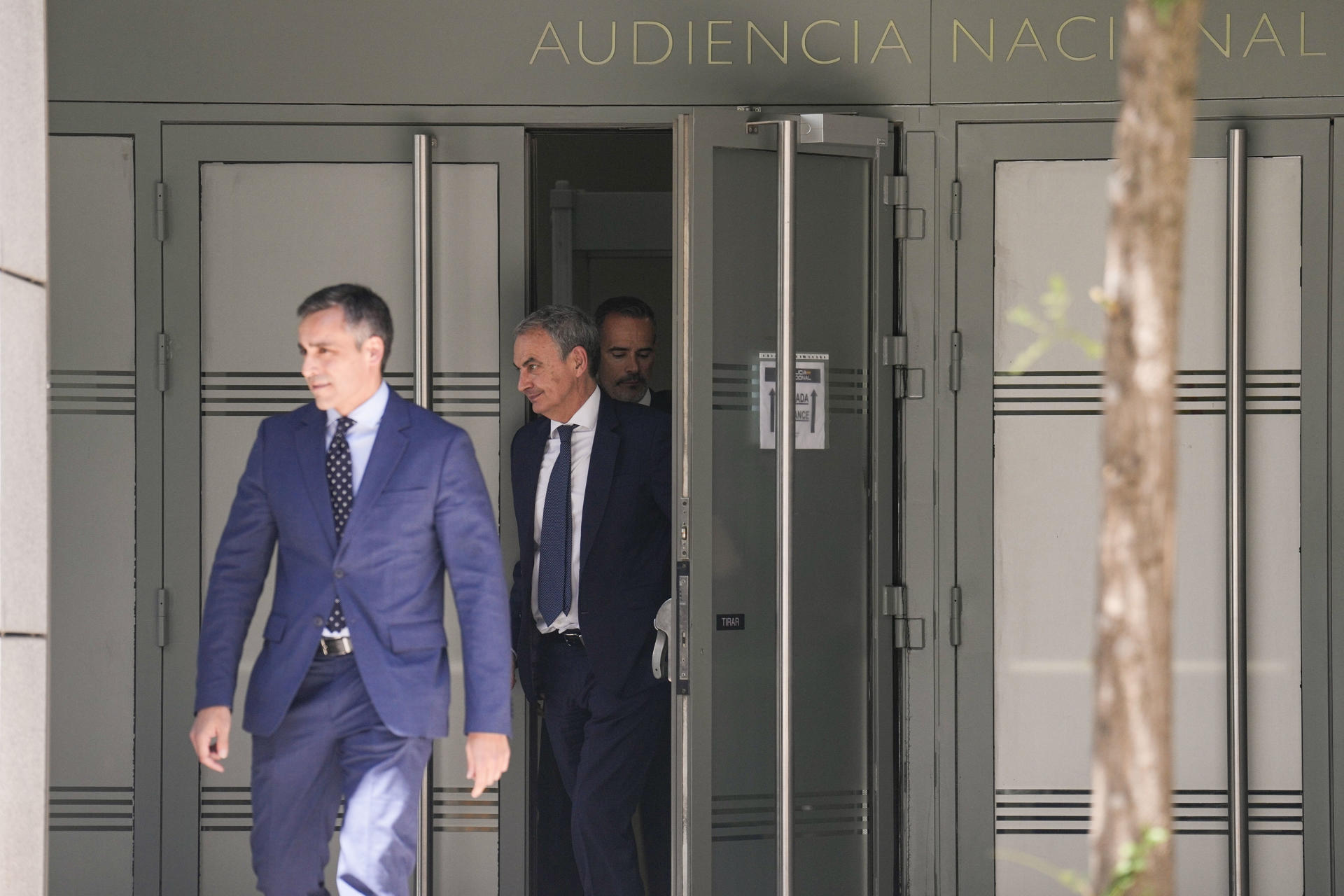 El expresidente del Gobierno José Luis Rodríguez Zapatero abandona la Audiencia Nacional tras casi tres horas de declaración como investigado en el caso Plus Ultra, en la que ha negado de plano haber ejercido ninguna influencia en favor de la aerolínea. EFE/Borja Sanchez-Trillo
