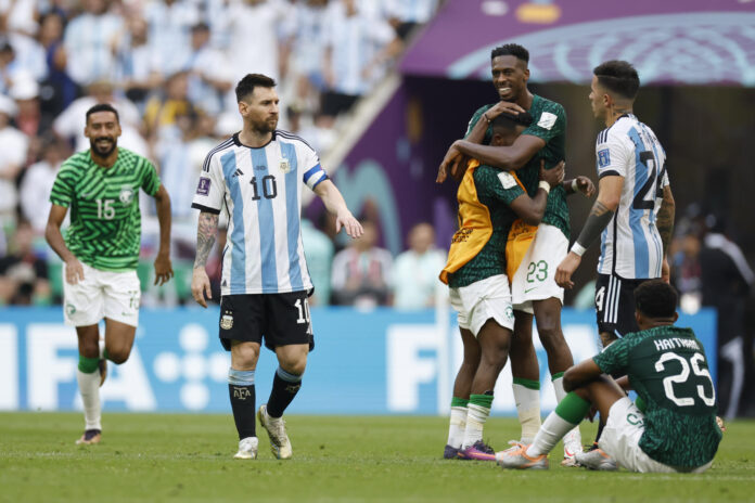 Lionel Messi (c) de Argentina camina junto a jugadores de Arabia Saudita el 20 de noviembre de 2022, al final de un partido de la fase de grupos del Mundial de Fútbol Qatar 2022 entre Argentina y Arabia Saudita en el estadio de Lusail  (Catar) en foto de archivo de Juan Ignacio Roncoroni. EFE
