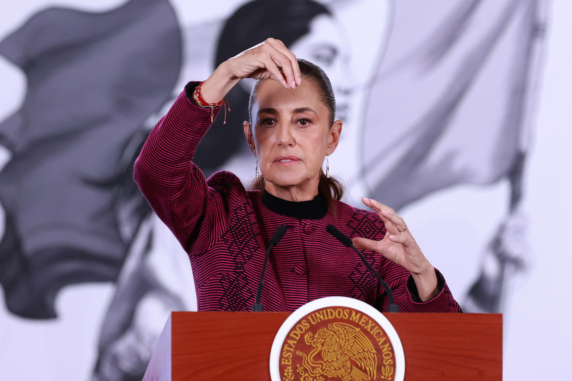 La presidenta de México, Claudia Sheinbaum, habla durante una rueda de prensa este miércoles, en el Palacio Nacional, en Ciudad de México (México). EFE/Mario Guzmán