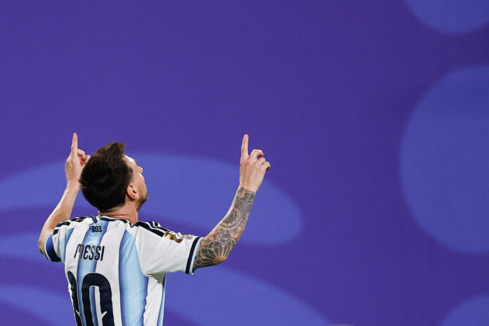 Lionel Messi celebra uno de sus goles en un partido del grupo J del Mundial de la FIFA 2026 entre Argentina y Argelia en el estadio Arrowhead en Kansas (Estados Unidos). EFE/ Juan Ignacio Roncoroni
