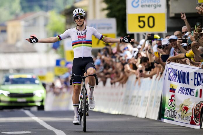 El esloveno Tadej Pogacar (UAE) es el primer líder de la Vuelta tras el final de etapa en Sondrio, Italia. EFE/EPA/GIAN EHRENZELLER

