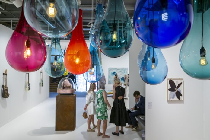 La obra 'Tad Ghost' (frontal, superior) del artista alemán Tobias Rehberger se expone en la feria internacional de arte Art Basel 2026, en Basilea, Suiza, 17 de junio de 2026. (Suiza, Basilea) EFE/EPA/GEORGIOS KEFALAS
