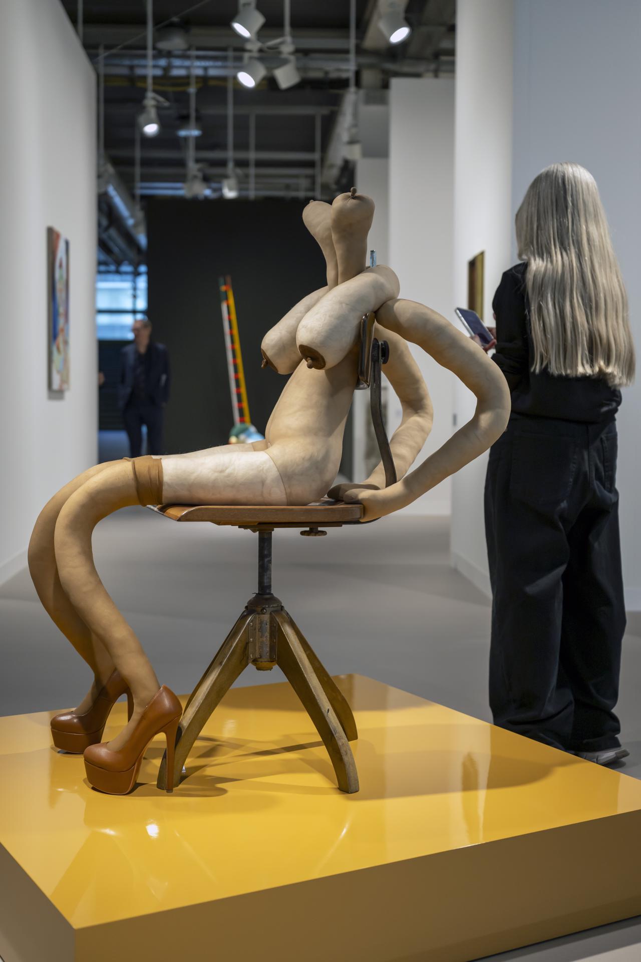 - La obra 'Honey Bunny' (2025) de la artista británica Sarah Lucas se exhibe en la feria de arte internacional Art Basel 2026, en Basilea, Suiza, 17 de junio de 2026. (Suiza, Basilea) EFE/EPA/GEORGIOS KEFALAS