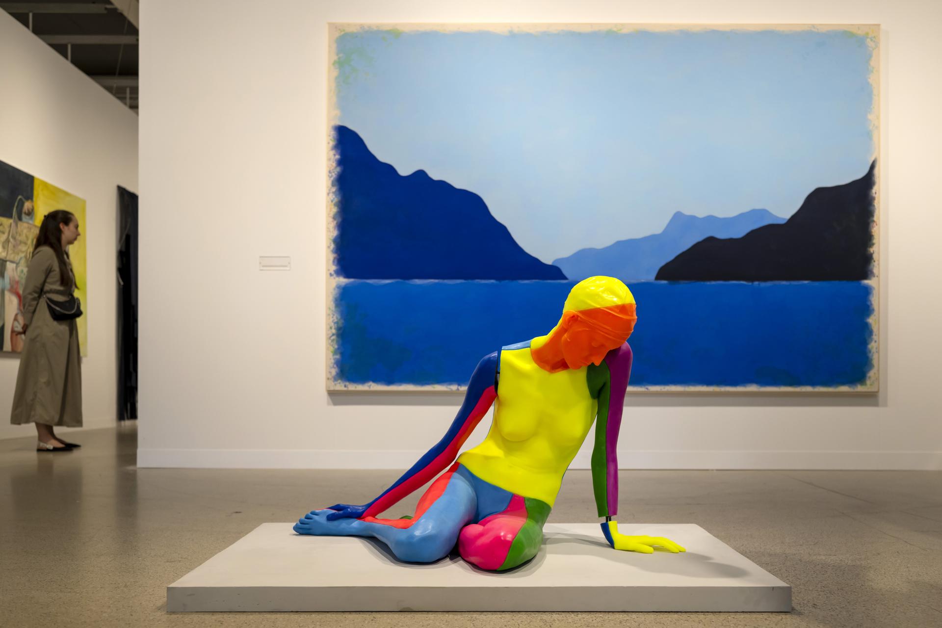 Las obras 'Nude' (frontal) y 'Zwanzigstermaizweitausendsechsundzwanzig' (trasera) del artista suizo Ugo Rondinone se exponen en la feria de arte internacional Art Basel 2026, en Basilea, Suiza, el 17 de junio de 2026. (Suiza, Basilea) EFE/EPA/GEORGIOS KEFALAS