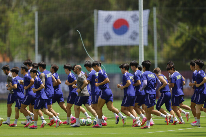 Jugadores de Corea del Sur participan en un entrenamiento en Guadalajara (México). EFE/ Francisco Guasco
