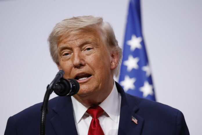El presidente de Estados Unidos, Donald J. Trump, asiste a una rueda de prensa en el Hotel Royal durante la cumbre del G7 en Evian-les-Bains, Francia, el 17 de junio de 2026. La 52ª Cumbre del G7 tiene lugar en Evian-les-Bains del 15 al 17 de junio de 2026. (Francia) EFE/EPA/YOAN VALAT
