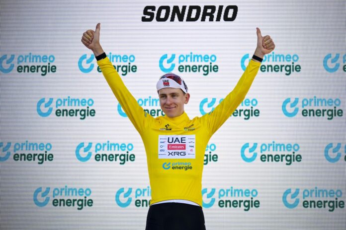 El esloveno Tadej Pogacar (UAE) es el primer líder de la Vuelta tras el final de etapa en Sondrio, Italia. EFE/EPA/GIAN EHRENZELLER
