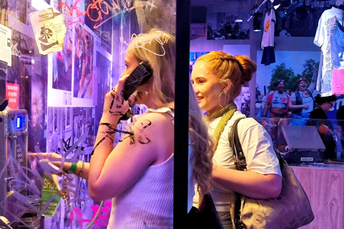 Un nuevo museo dedicado a la cultura juvenil se inaugura esta semana en el barrio londinense de Camden para celebrar, a través de la moda, la música y objetos emblemáticos, las diferentes tribus urbanas británicas en prácticamente un siglo, hasta la actualidad. El denominado 'Museo de la Cultura Juvenil' ('Museum of Youth Culture'), que presume de ser el primero de su clase en el Reino Unido, abrirá sus puertas al público este sábado -tras múltiples retrasos- con un espacio de 6.500 metros cuadrados y exposiciones rotatorias donde los jóvenes jugarán un papel principal.-EFE/ Guillermo Garrido
