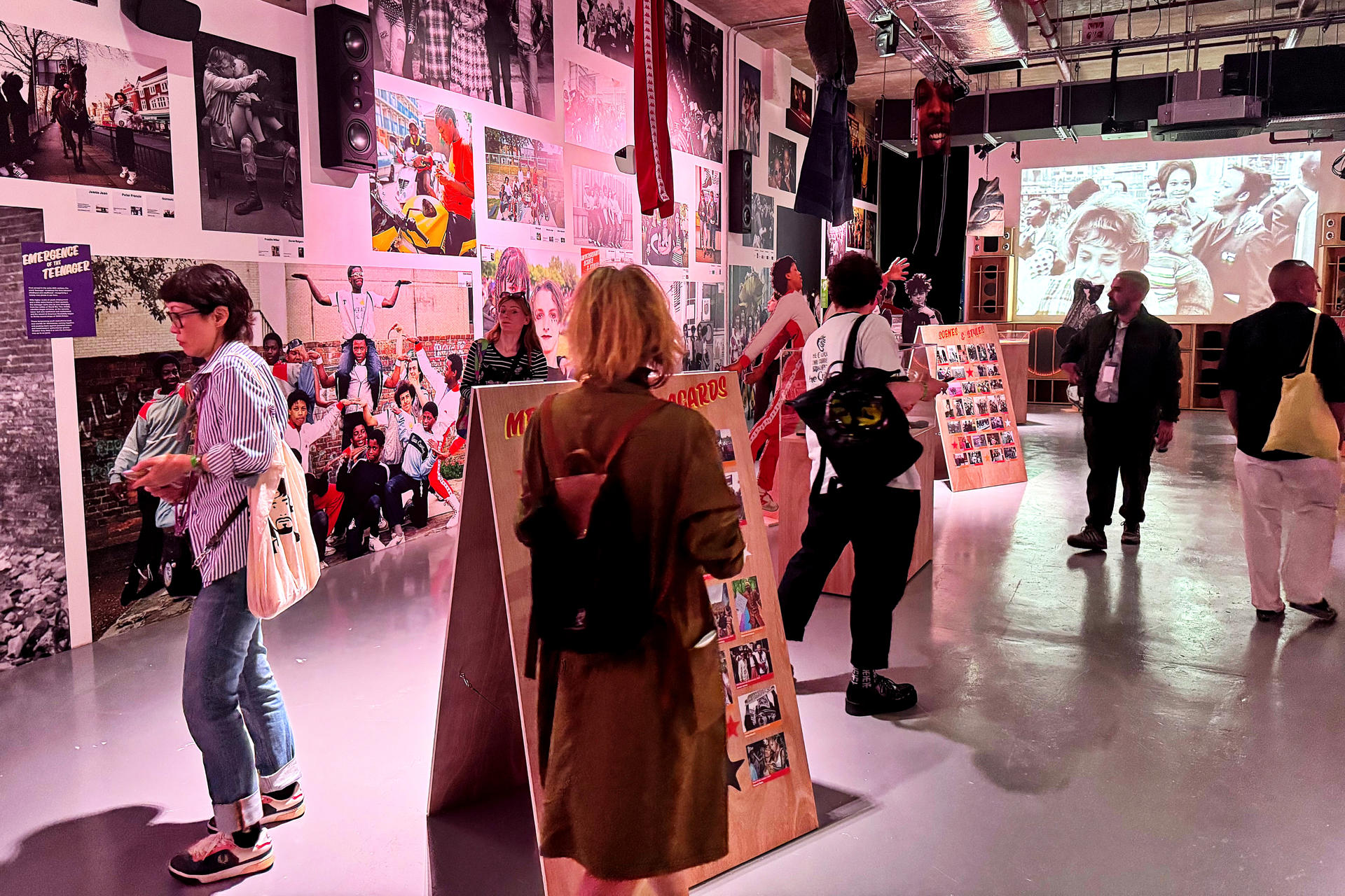 Un nuevo museo dedicado a la cultura juvenil se inaugura esta semana en el barrio londinense de Camden para celebrar, a través de la moda, la música y objetos emblemáticos, las diferentes tribus urbanas británicas en prácticamente un siglo, hasta la actualidad. El denominado 'Museo de la Cultura Juvenil' ('Museum of Youth Culture'), que presume de ser el primero de su clase en el Reino Unido, abrirá sus puertas al público este sábado -tras múltiples retrasos- con un espacio de 6.500 metros cuadrados y exposiciones rotatorias donde los jóvenes jugarán un papel principal.- EFE/ Raúl Bobé
