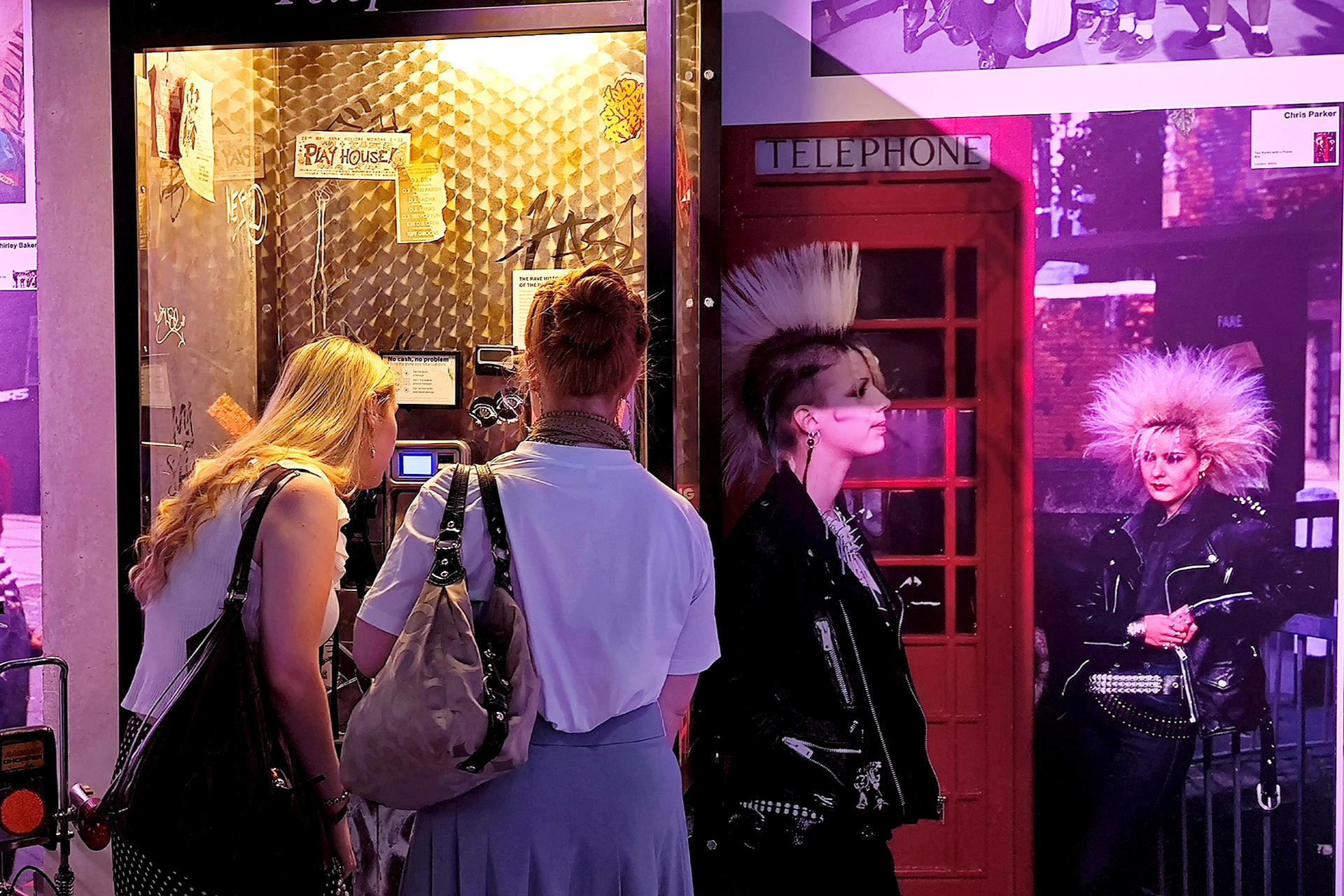 - Un nuevo museo dedicado a la cultura juvenil se inaugura esta semana en el barrio londinense de Camden para celebrar, a través de la moda, la música y objetos emblemáticos, las diferentes tribus urbanas británicas en prácticamente un siglo, hasta la actualidad. El denominado 'Museo de la Cultura Juvenil' ('Museum of Youth Culture'), que presume de ser el primero de su clase en el Reino Unido, abrirá sus puertas al público este sábado -tras múltiples retrasos- con un espacio de 6.500 metros cuadrados y exposiciones rotatorias donde los jóvenes jugarán un papel principal.-EFE/ Guillermo Garrido
