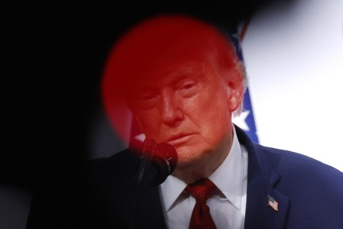 El presidente de EE. UU., Donald J. Trump, asiste a una conferencia de prensa en el Hotel Royal durante la cumbre del G7 en Evian-les-Bains, Francia, el 17 de junio de 2026. La 52ª Cumbre del G7 se celebra en Evian-les-Bains del 15 al 17 de junio de 2026. (Francia) EFE/EPA/YOAN VALAT
