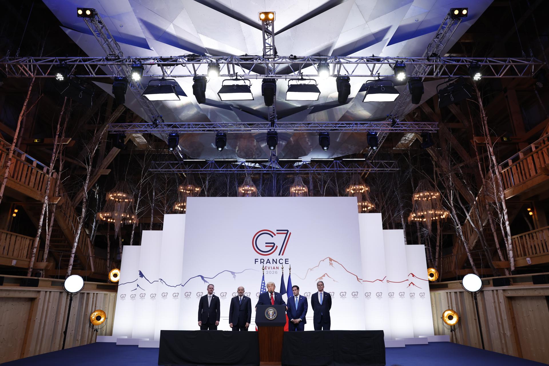 El presidente de EE.UU., Donald J. Trump (C), asiste a una conferencia de prensa en el Hotel Royal durante la cumbre del G7 en Evian-les-Bains, Francia, el 17 de junio de 2026. La 52ª Cumbre del G7 tiene lugar en Evian-les-Bains del 15 al 17 de junio de 2026. (Francia) EFE/EPA/YOAN VALAT
